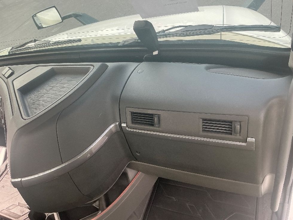 Day Cab Tractor-Heavy Duty Tractors-Volvo-2020-VNR64300-Harrisburg-PA-485,336\n\t\tmiles-$ 36,250 - Image 13