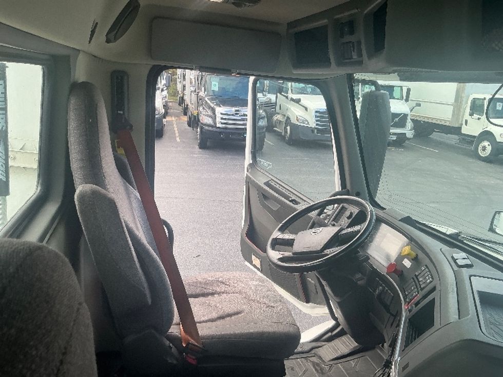 Day Cab Tractor-Heavy Duty Tractors-Volvo-2020-VNR64300-Harrisburg-PA-485,336\n\t\tmiles-$ 36,250 - Image 14