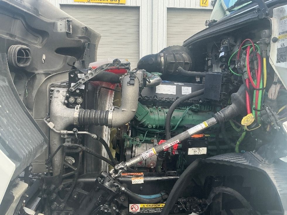 Day Cab Tractor-Heavy Duty Tractors-Volvo-2020-VNR64300-Harrisburg-PA-485,336\n\t\tmiles-$ 36,250 - Image 16