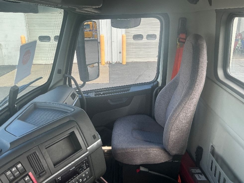 Day Cab Tractor-Heavy Duty Tractors-Volvo-2020-VNR64300-Harrisburg-PA-485,336\n\t\tmiles-$ 36,250 - Image 17