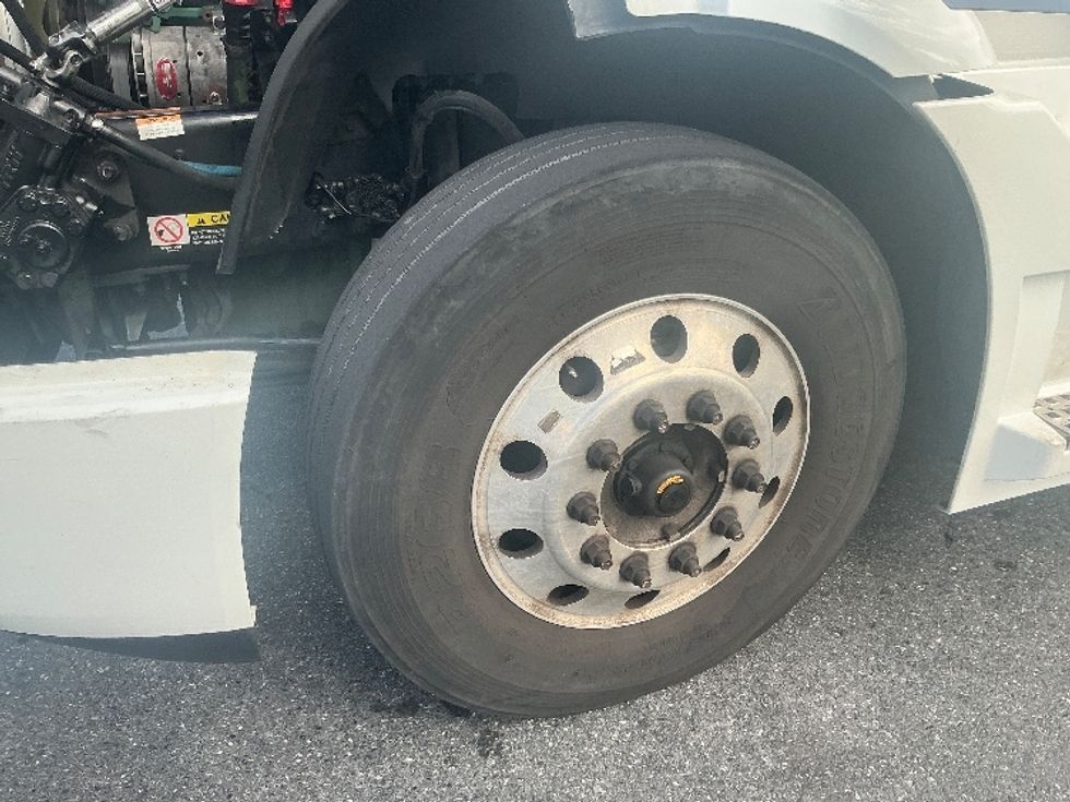 Day Cab Tractor-Heavy Duty Tractors-Volvo-2020-VNR64300-Harrisburg-PA-485,336\n\t\tmiles-$ 36,250 - Image 18