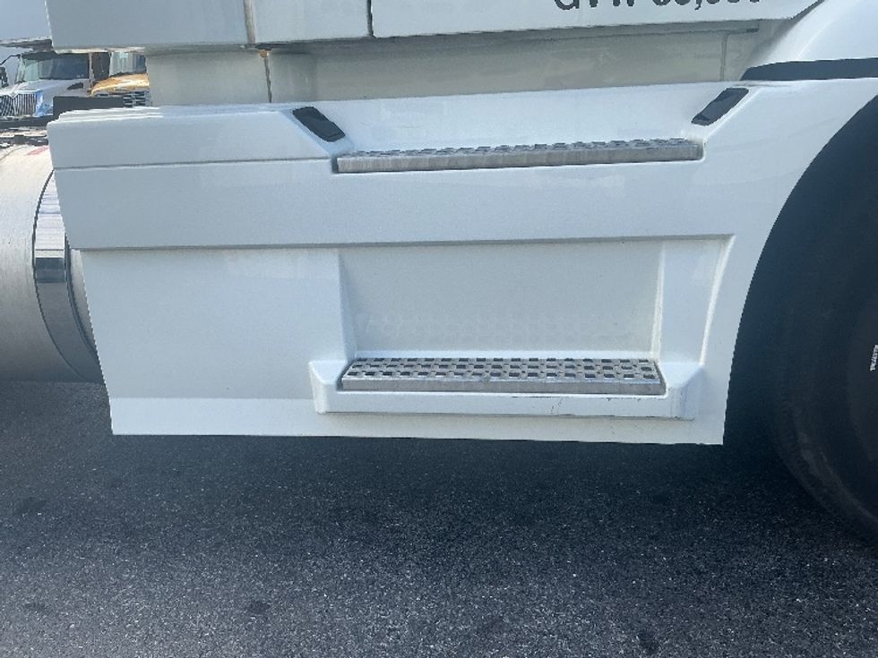 Day Cab Tractor-Heavy Duty Tractors-Volvo-2020-VNR64300-Harrisburg-PA-485,336\n\t\tmiles-$ 36,250 - Image 21