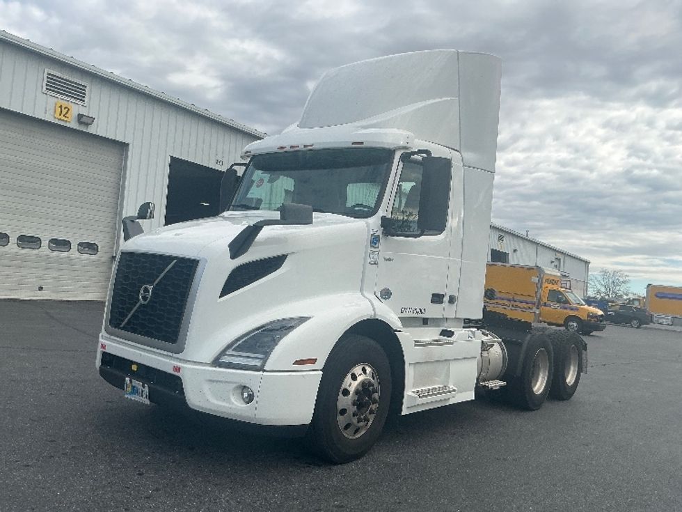 Day Cab Tractor-Heavy Duty Tractors-Volvo-2020-VNR64300-Harrisburg-PA-485,336\n\t\tmiles-$ 36,250 - Image 3