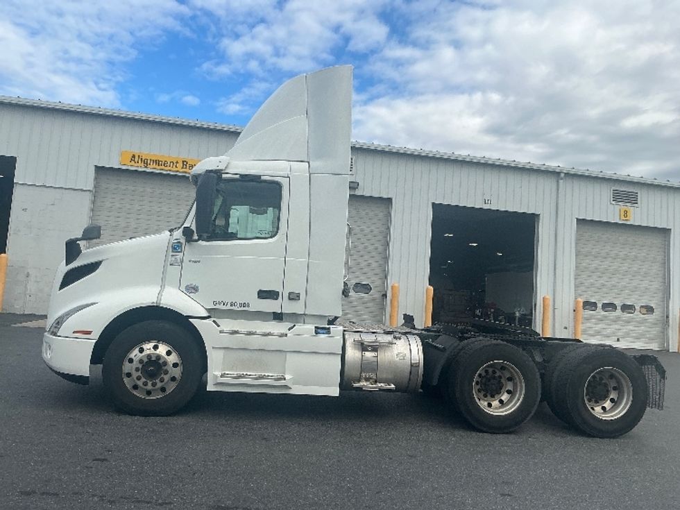 Day Cab Tractor-Heavy Duty Tractors-Volvo-2020-VNR64300-Harrisburg-PA-485,336\n\t\tmiles-$ 36,250 - Image 4