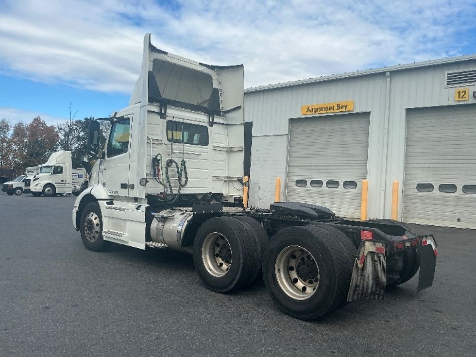 Day Cab Tractor-Heavy Duty Tractors-Volvo-2020-VNR64300-Harrisburg-PA-485,336\n\t\tmiles-$ 36,250 - Image 5