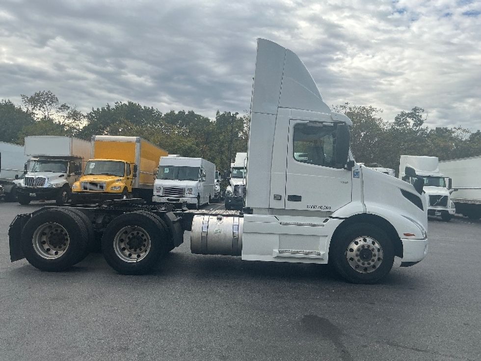 Day Cab Tractor-Heavy Duty Tractors-Volvo-2020-VNR64300-Harrisburg-PA-485,336\n\t\tmiles-$ 36,250 - Image 8