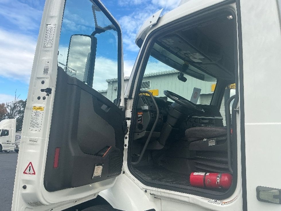 Day Cab Tractor-Heavy Duty Tractors-Volvo-2020-VNR64300-Harrisburg-PA-485,336\n\t\tmiles-$ 36,250 - Image 9