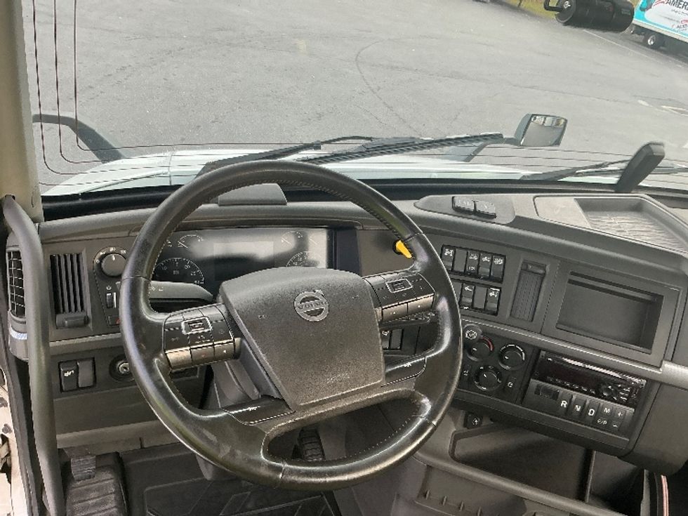 Day Cab Tractor-Heavy Duty Tractors-Volvo-2020-VNR64300-Harrisburg-PA-509,468\n\t\tmiles-$ 34,250 - Image 11
