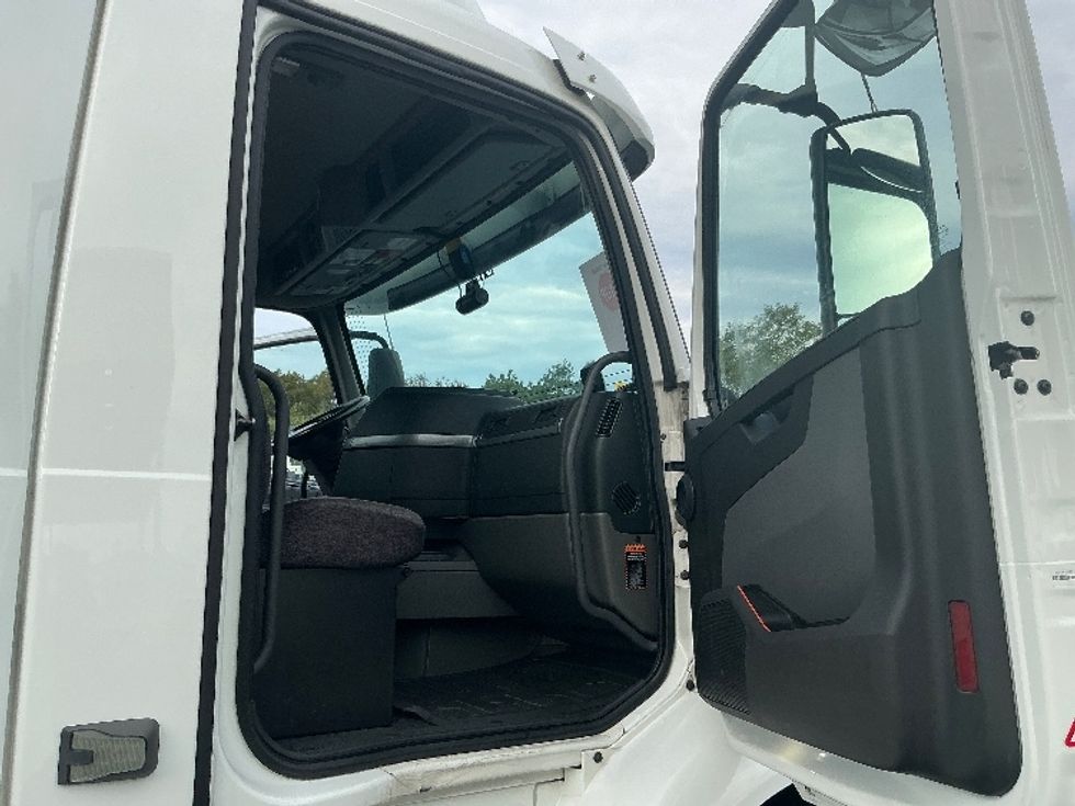 Day Cab Tractor-Heavy Duty Tractors-Volvo-2020-VNR64300-Harrisburg-PA-509,468\n\t\tmiles-$ 34,250 - Image 12