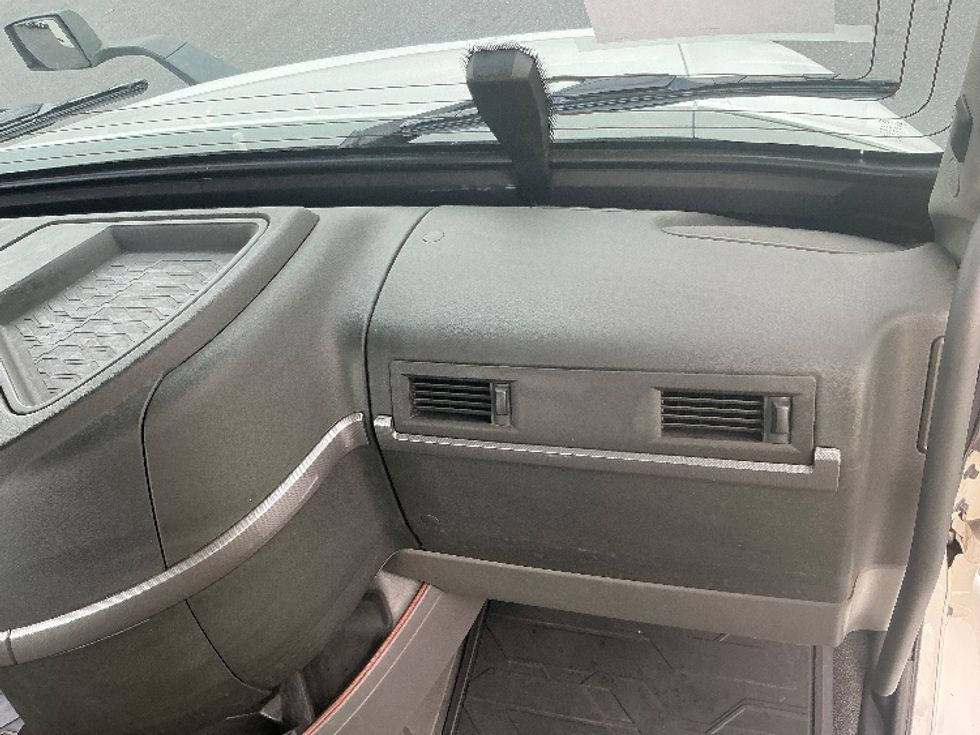 Day Cab Tractor-Heavy Duty Tractors-Volvo-2020-VNR64300-Harrisburg-PA-509,468\n\t\tmiles-$ 34,250 - Image 13