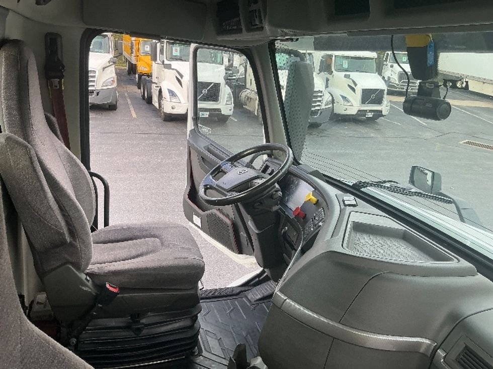 Day Cab Tractor-Heavy Duty Tractors-Volvo-2020-VNR64300-Harrisburg-PA-509,468\n\t\tmiles-$ 34,250 - Image 14