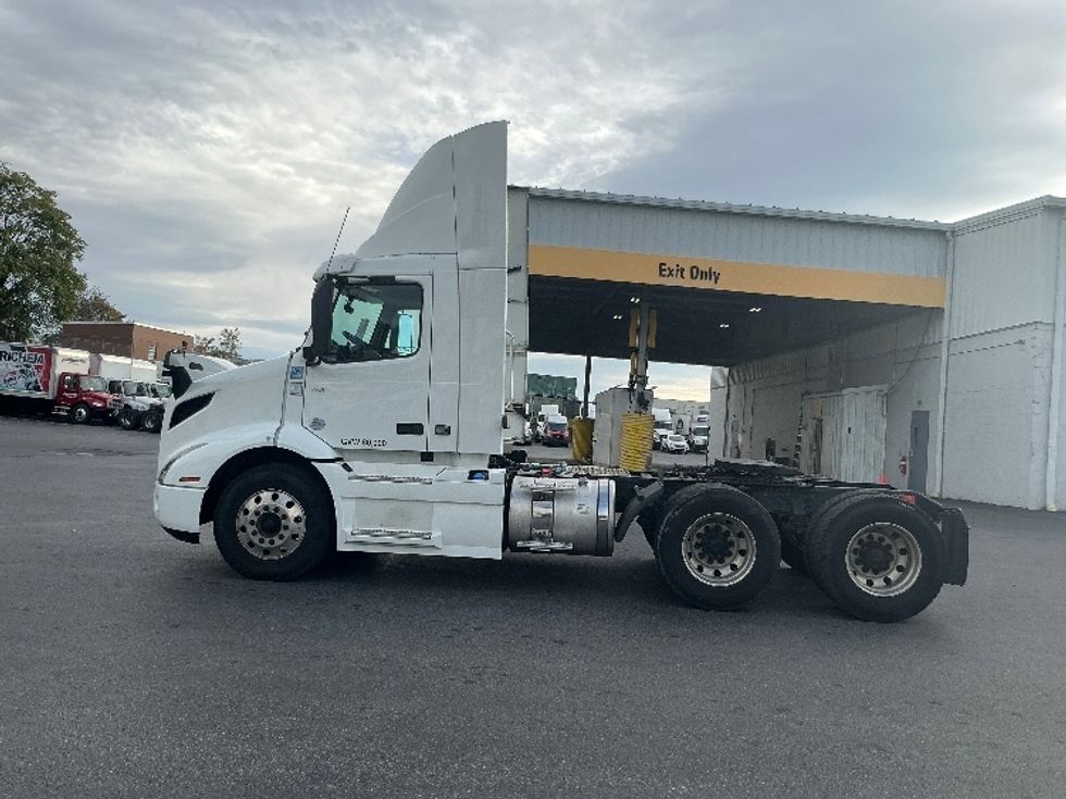 Day Cab Tractor-Heavy Duty Tractors-Volvo-2020-VNR64300-Harrisburg-PA-509,468\n\t\tmiles-$ 34,250 - Image 4