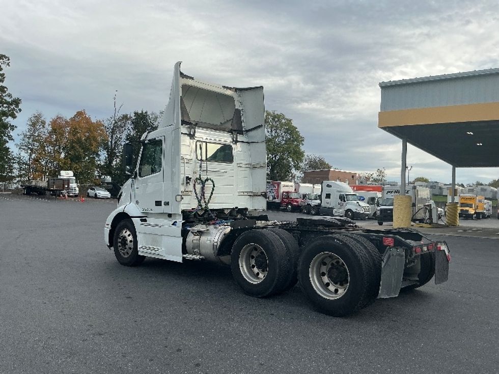 Day Cab Tractor-Heavy Duty Tractors-Volvo-2020-VNR64300-Harrisburg-PA-509,468\n\t\tmiles-$ 34,250 - Image 5