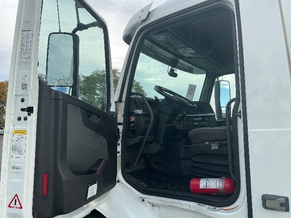 Day Cab Tractor-Heavy Duty Tractors-Volvo-2020-VNR64300-Harrisburg-PA-509,468\n\t\tmiles-$ 34,250 - Image 9