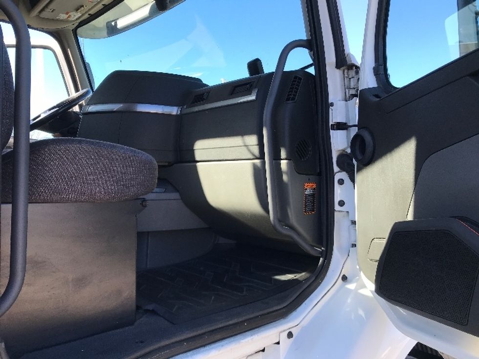 Day Cab Tractor-Heavy Duty Tractors-Volvo-2020-VNR64300-Houston-TX-495,612\n\t\tmiles-$ 50,750 - Image 12