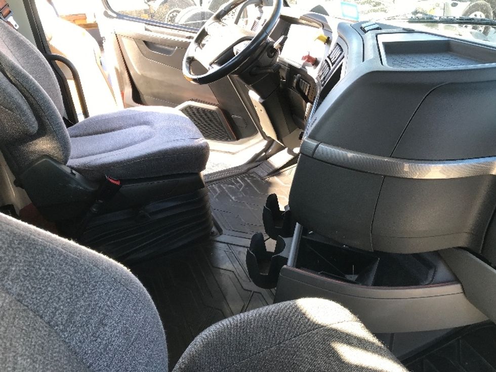 Day Cab Tractor-Heavy Duty Tractors-Volvo-2020-VNR64300-Houston-TX-495,612\n\t\tmiles-$ 50,750 - Image 14