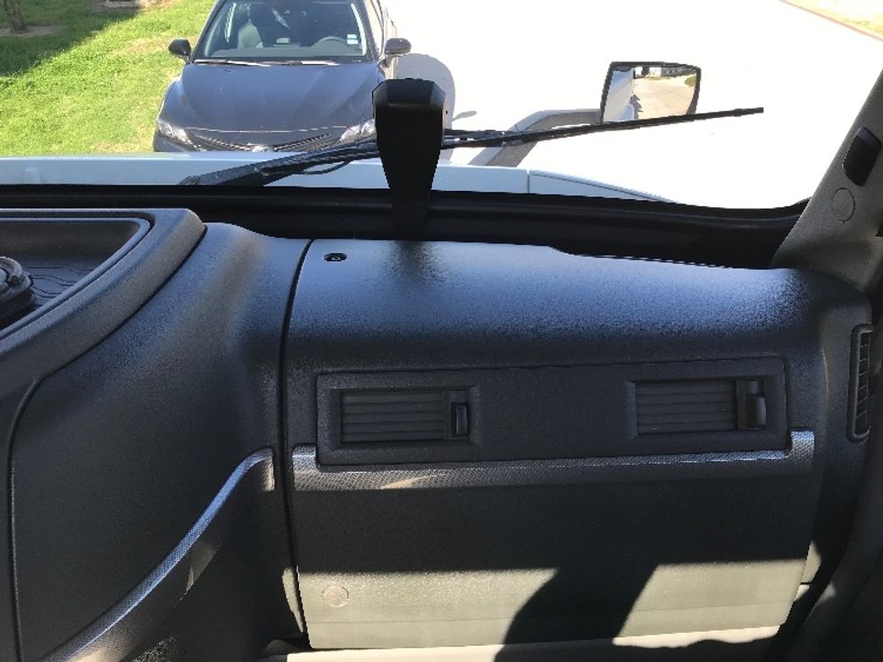 Day Cab Tractor-Heavy Duty Tractors-Volvo-2020-VNR64300-Houston-TX-495,961\n\t\tmiles-$ 50,750 - Image 13