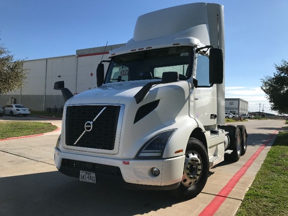 2020 Volvo Truck VNR photo 3