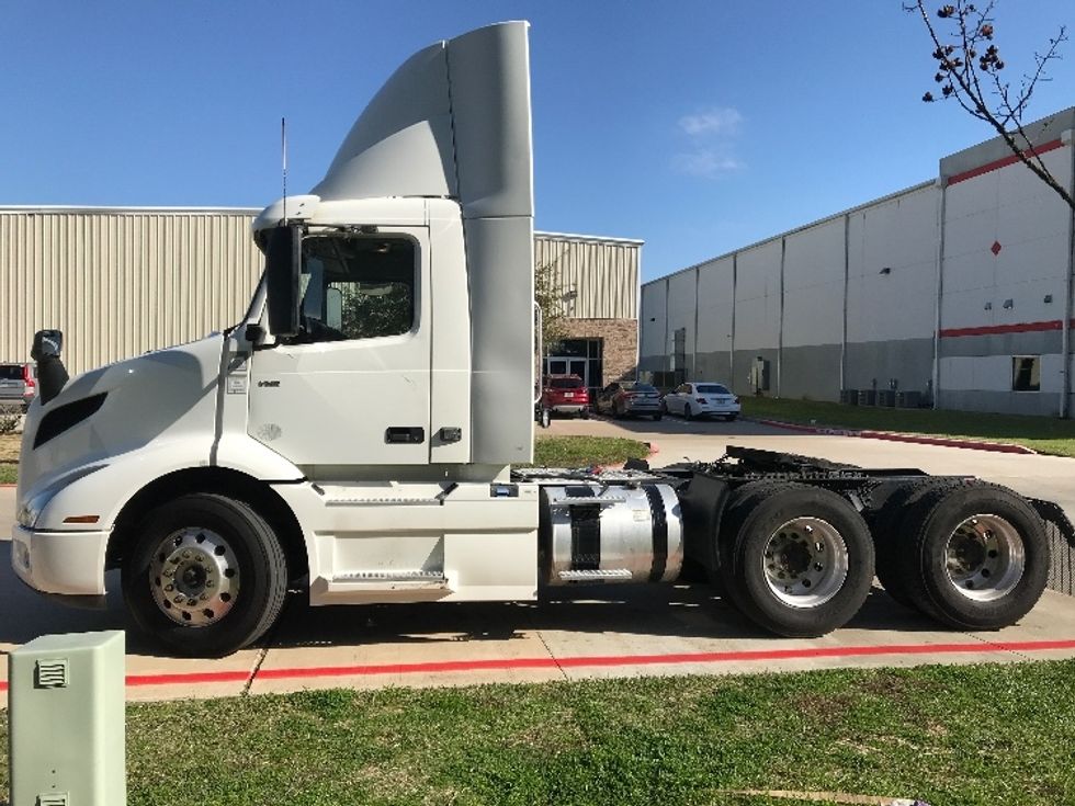 2020 Volvo Truck VNR photo 4