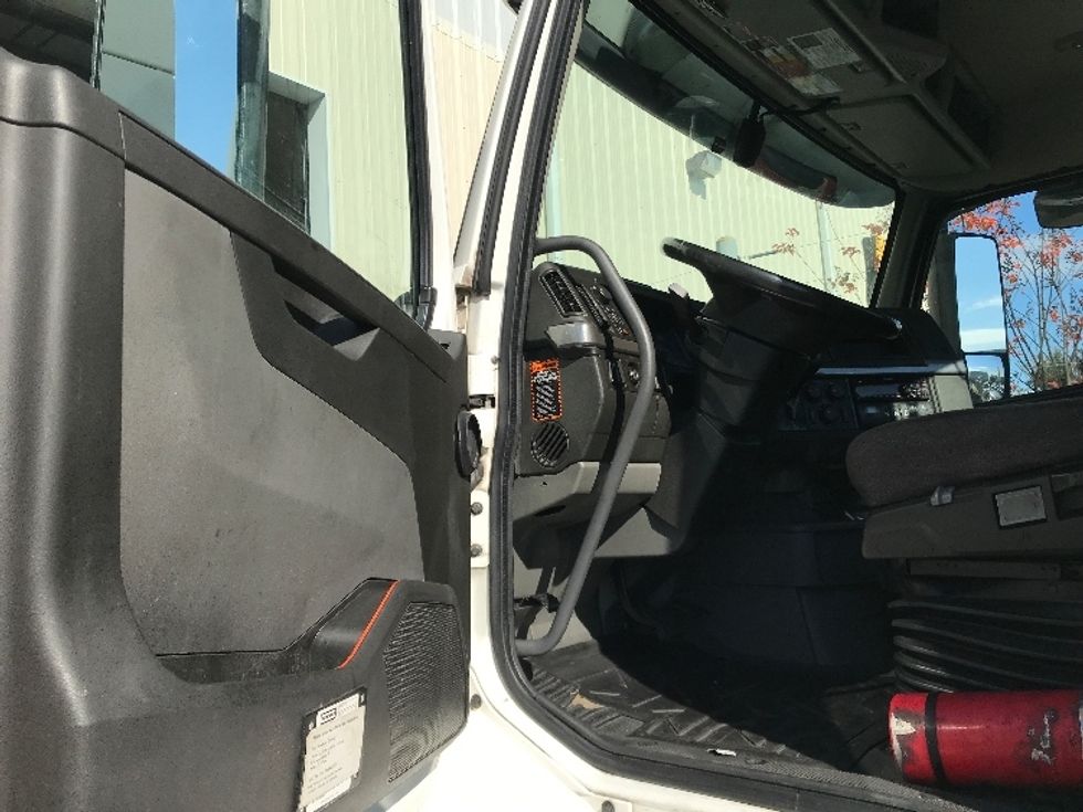 Day Cab Tractor-Heavy Duty Tractors-Volvo-2020-VNR64300-Houston-TX-495,961\n\t\tmiles-$ 50,750 - Image 9