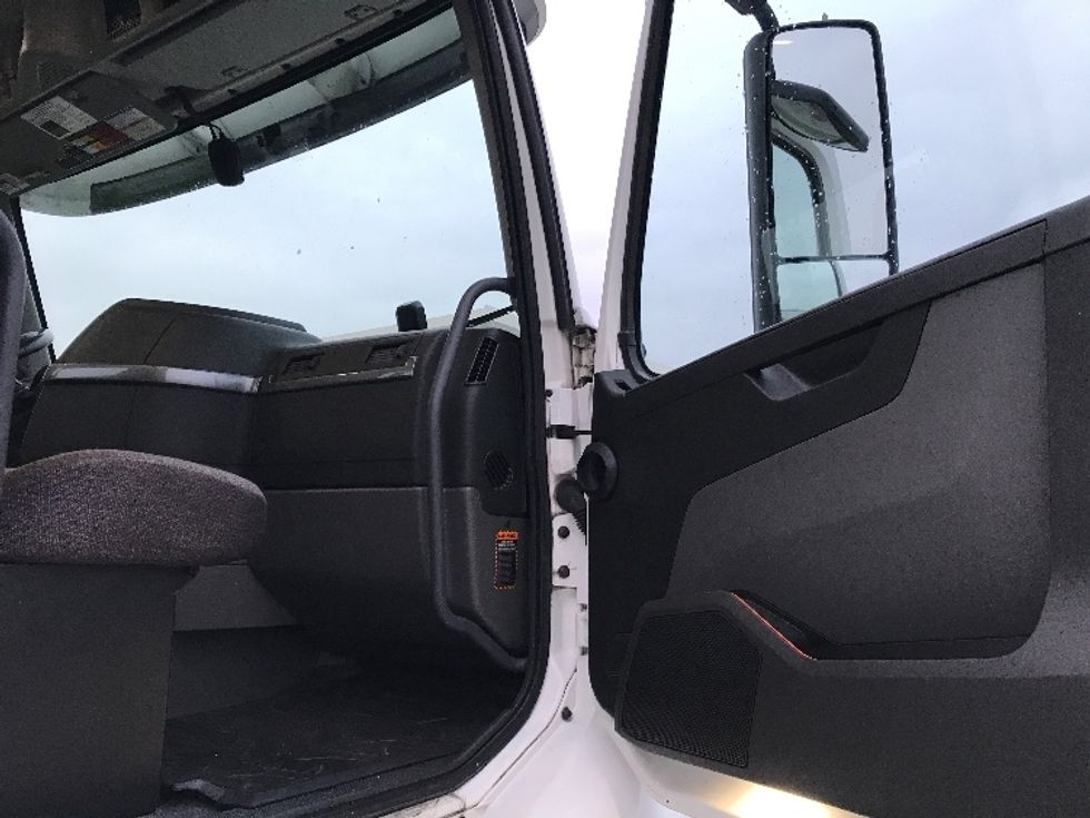 Day Cab Tractor-Heavy Duty Tractors-Volvo-2020-VNR64300-Houston-TX-542,148\n\t\tmiles-$ 46,250 - Image 12