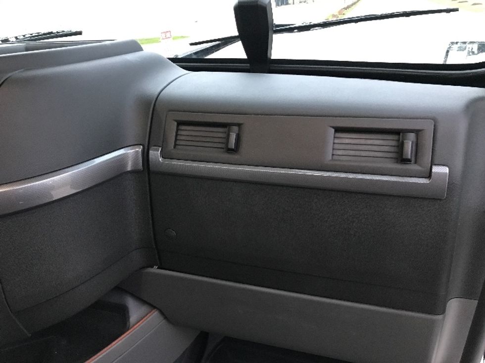 Day Cab Tractor-Heavy Duty Tractors-Volvo-2020-VNR64300-Houston-TX-542,148\n\t\tmiles-$ 46,250 - Image 13