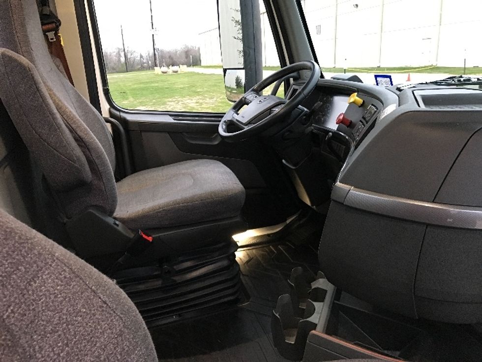 Day Cab Tractor-Heavy Duty Tractors-Volvo-2020-VNR64300-Houston-TX-542,148\n\t\tmiles-$ 46,250 - Image 14