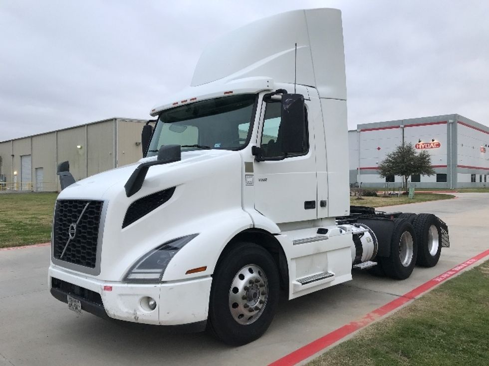 2020 Volvo Truck VNR photo 3
