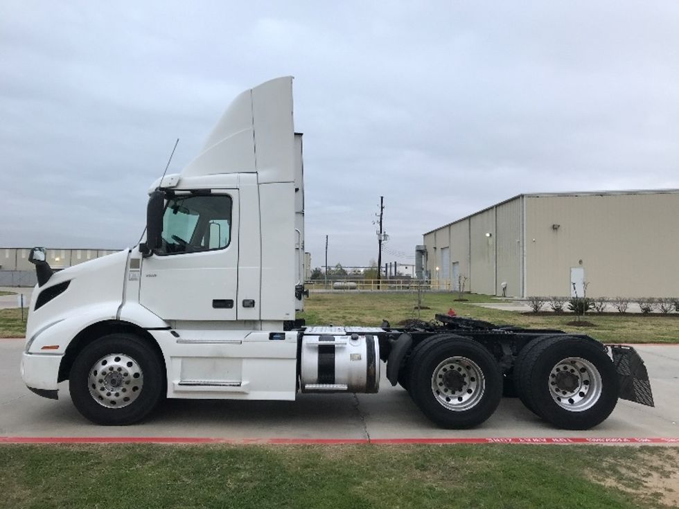 2020 Volvo Truck VNR photo 4