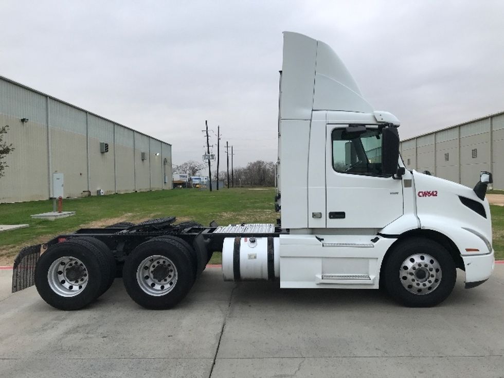 Day Cab Tractor-Heavy Duty Tractors-Volvo-2020-VNR64300-Houston-TX-542,148\n\t\tmiles-$ 46,250 - Image 8