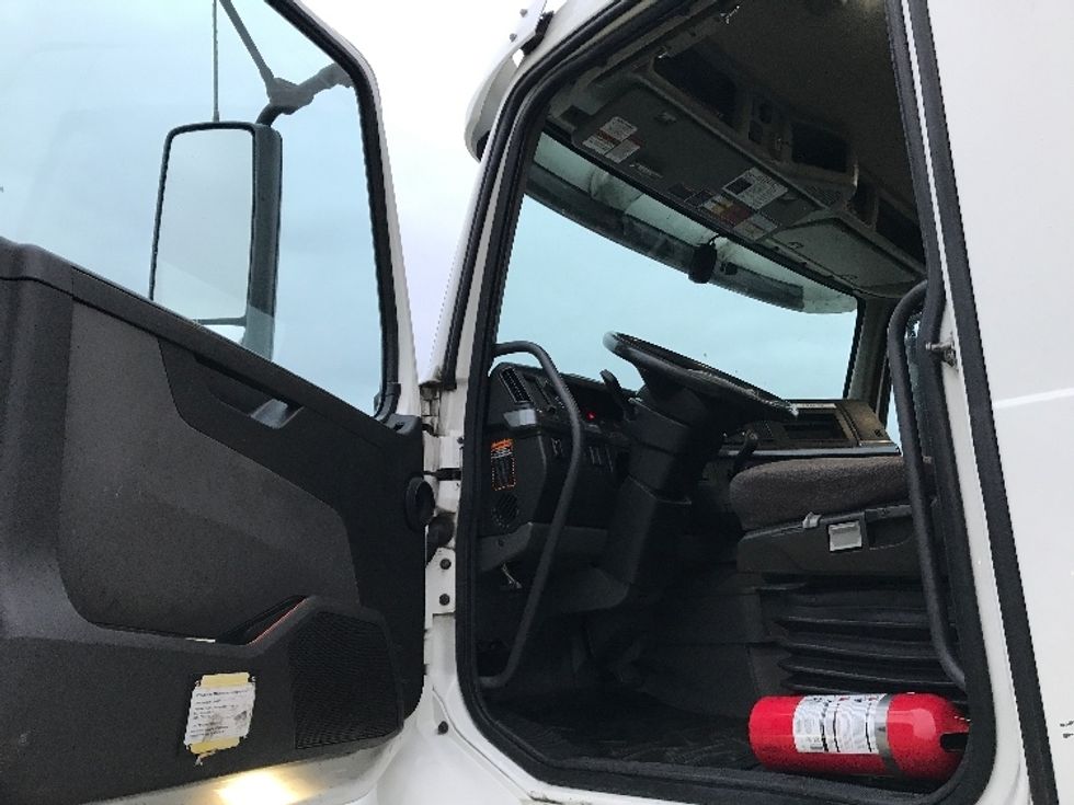 Day Cab Tractor-Heavy Duty Tractors-Volvo-2020-VNR64300-Houston-TX-542,148\n\t\tmiles-$ 46,250 - Image 9