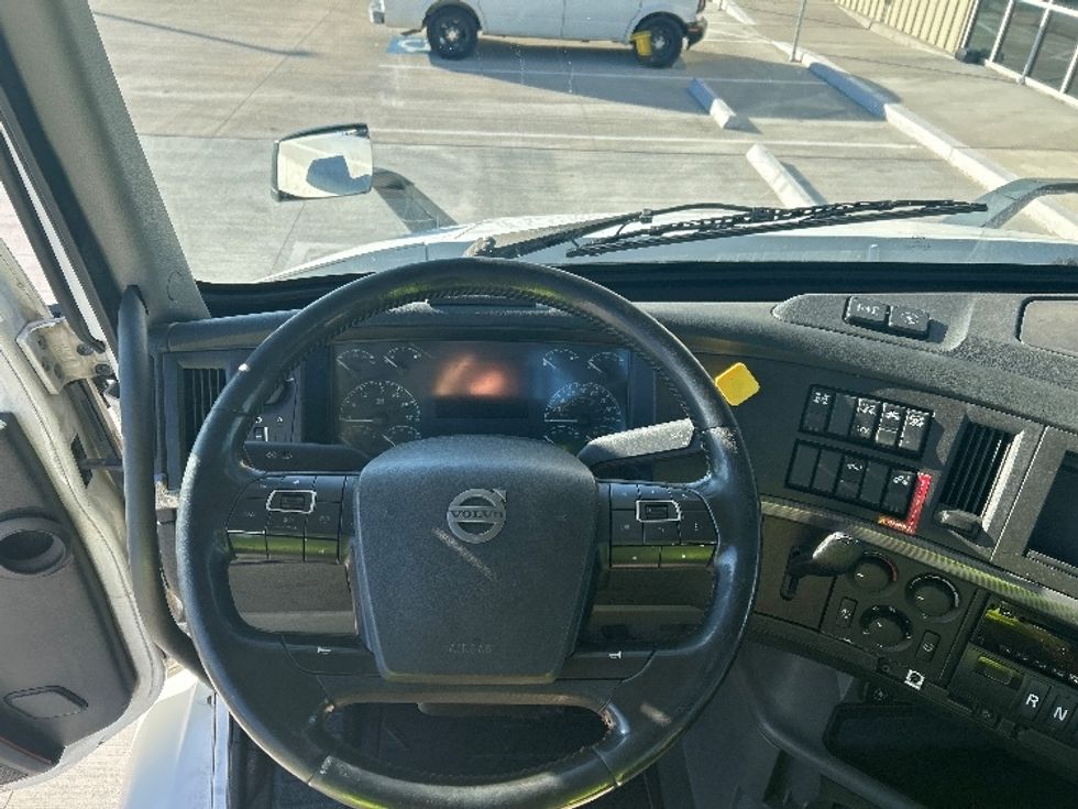 Day Cab Tractor-Heavy Duty Tractors-Volvo-2020-VNR64300-Katy-TX-342,056\n\t\tmiles-$ 49,500 - Image 11