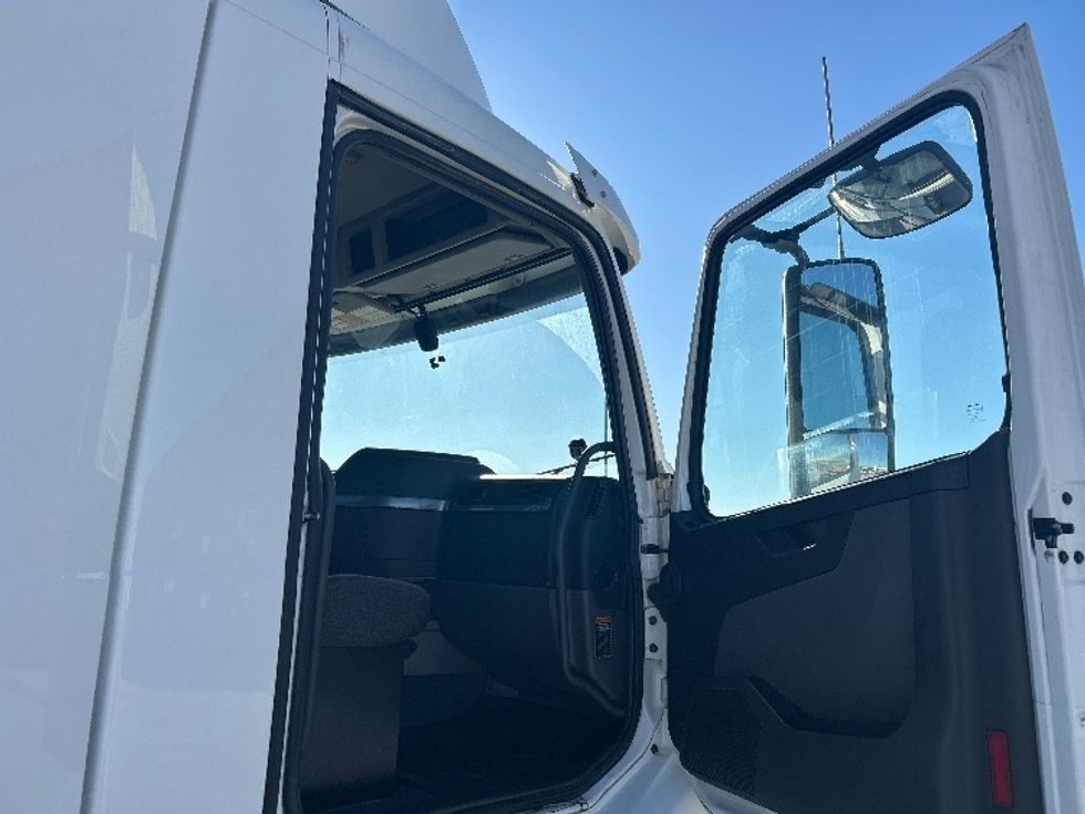 Day Cab Tractor-Heavy Duty Tractors-Volvo-2020-VNR64300-Katy-TX-342,056\n\t\tmiles-$ 49,500 - Image 12