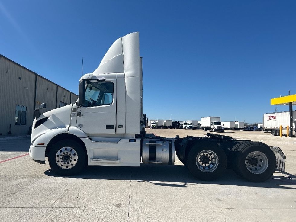 Day Cab Tractor-Heavy Duty Tractors-Volvo-2020-VNR64300-Katy-TX-342,056\n\t\tmiles-$ 49,500 - Image 4