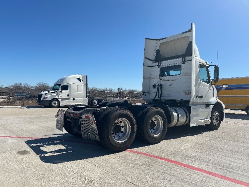 Day Cab Tractor-Heavy Duty Tractors-Volvo-2020-VNR64300-Katy-TX-342,056\n\t\tmiles-$ 49,500 - Image 6
