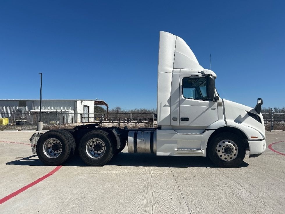Day Cab Tractor-Heavy Duty Tractors-Volvo-2020-VNR64300-Katy-TX-342,056\n\t\tmiles-$ 49,500 - Image 7
