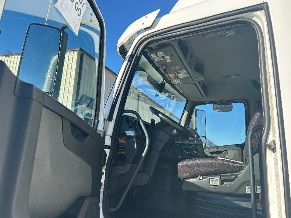 Day Cab Tractor-Heavy Duty Tractors-Volvo-2020-VNR64300-Katy-TX-342,056\n\t\tmiles-$ 49,500 - Image 8