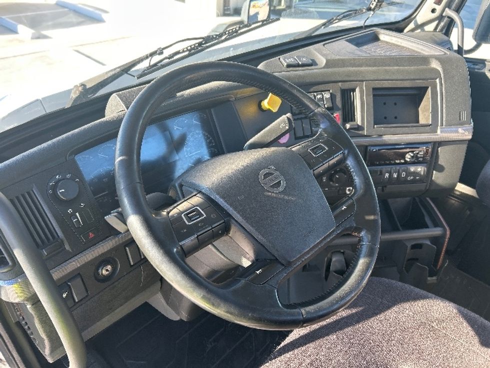 Day Cab Tractor-Heavy Duty Tractors-Volvo-2020-VNR64300-Katy-TX-342,056\n\t\tmiles-$ 49,500 - Image 9