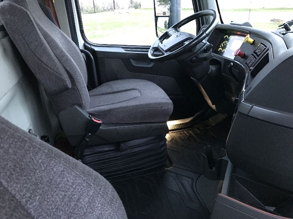 2020 Volvo Truck VNR photo 13