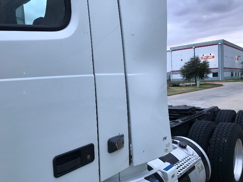 2020 Volvo Truck VNR photo 17