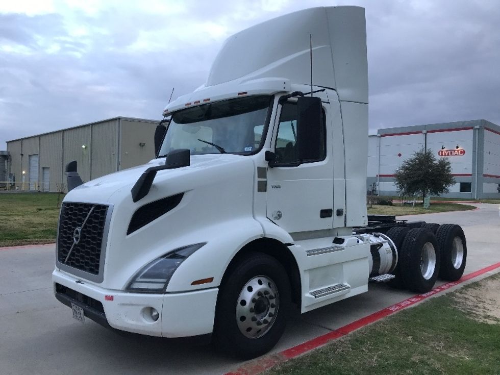 2020 Volvo Truck VNR photo 3