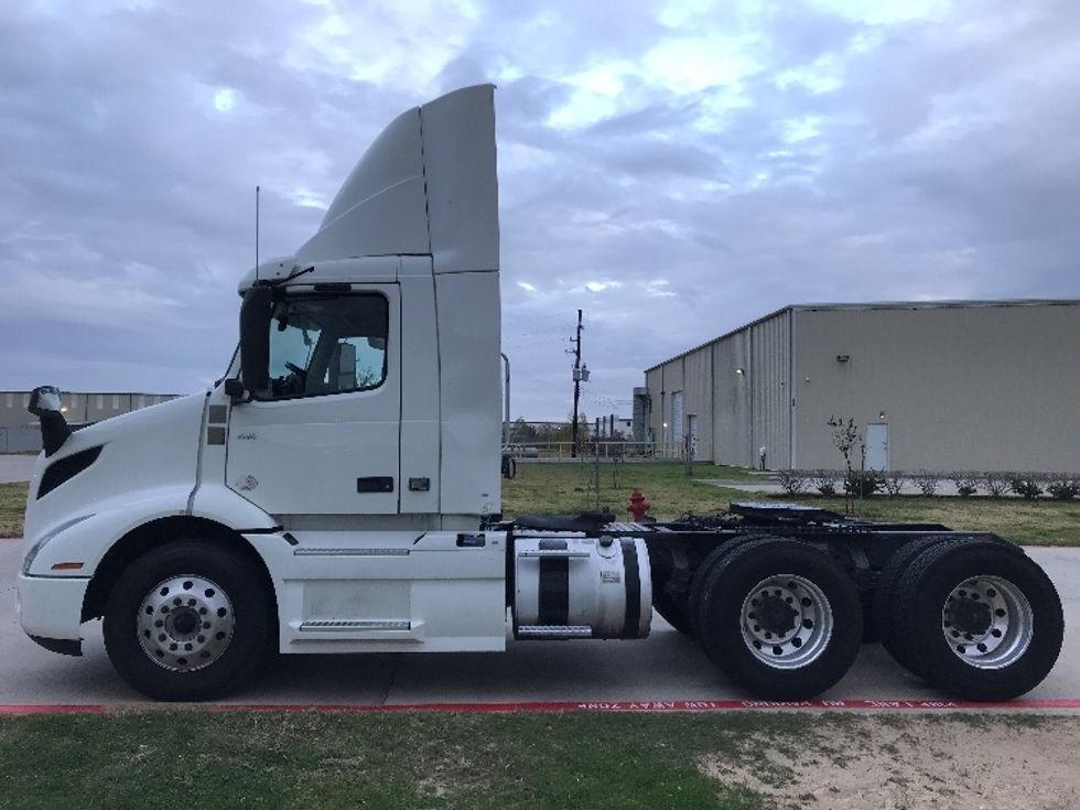 2020 Volvo Truck VNR photo 4