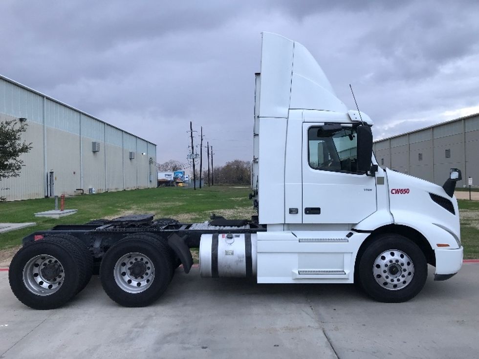 2020 Volvo Truck VNR photo 8