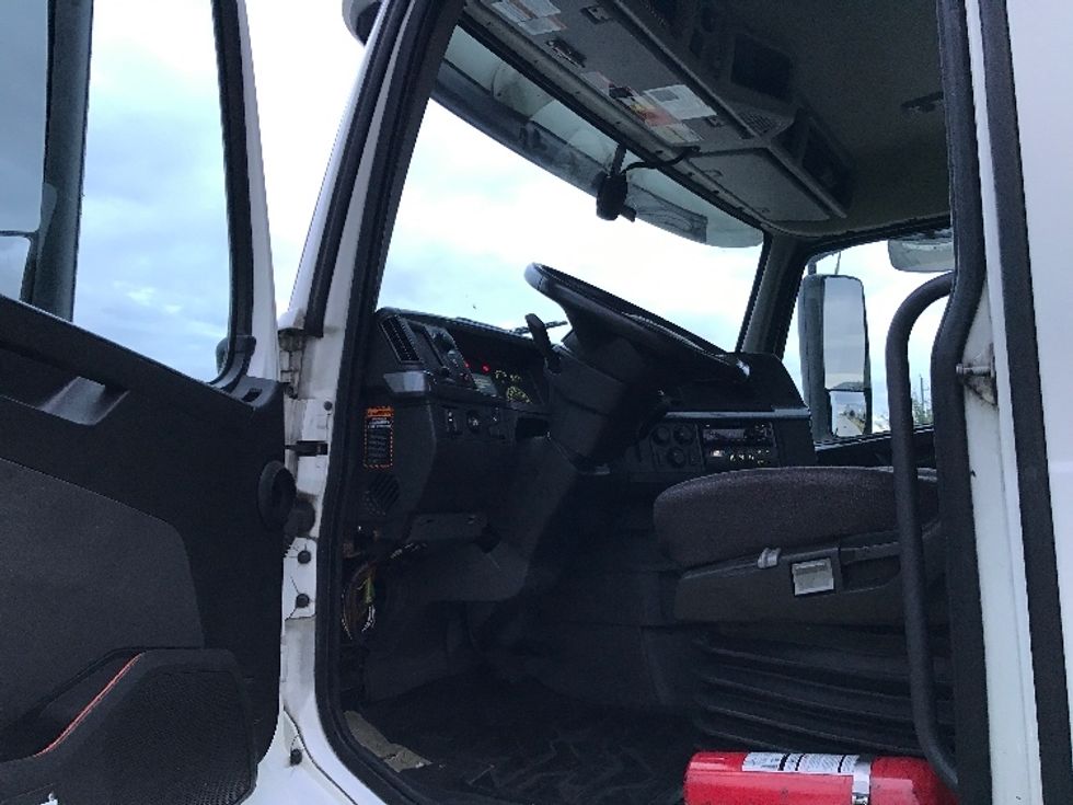 2020 Volvo Truck VNR photo 9