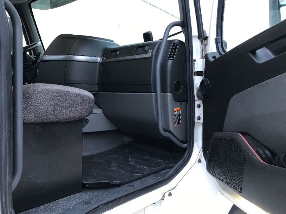 Day Cab Tractor-Heavy Duty Tractors-Volvo-2020-VNR64300-Katy-TX-515,379\n\t\tmiles-$ 49,000 - Image 12