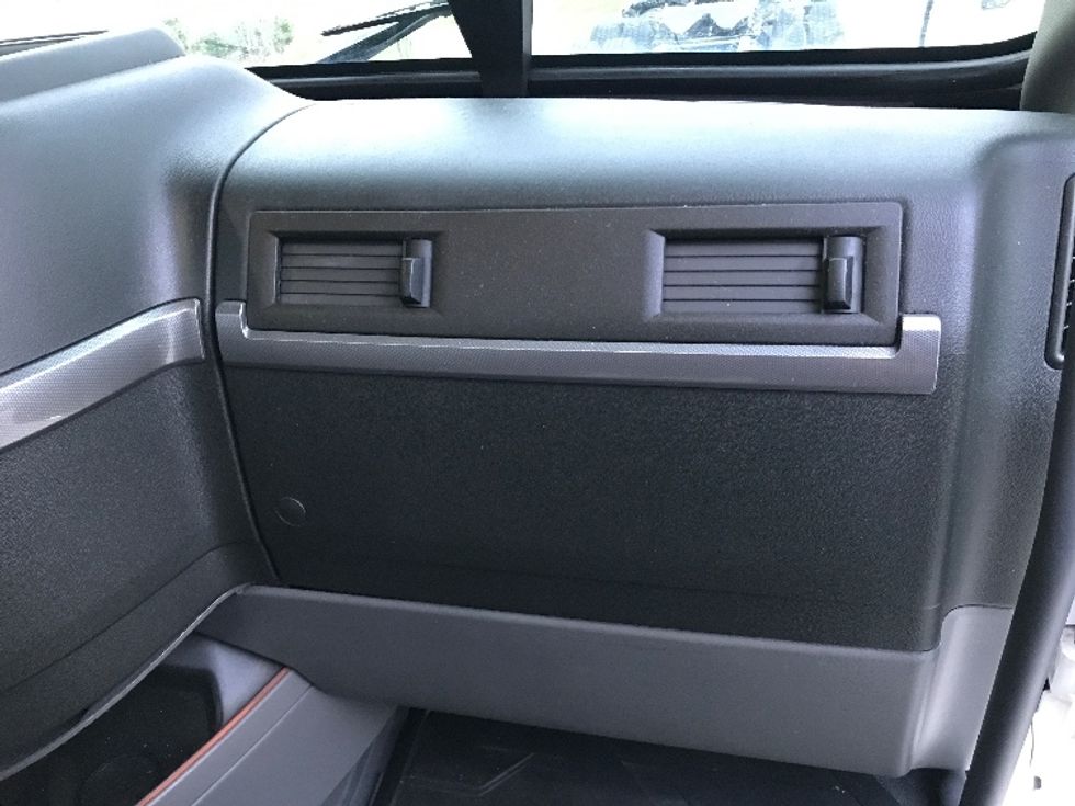 Day Cab Tractor-Heavy Duty Tractors-Volvo-2020-VNR64300-Katy-TX-515,379\n\t\tmiles-$ 49,000 - Image 13