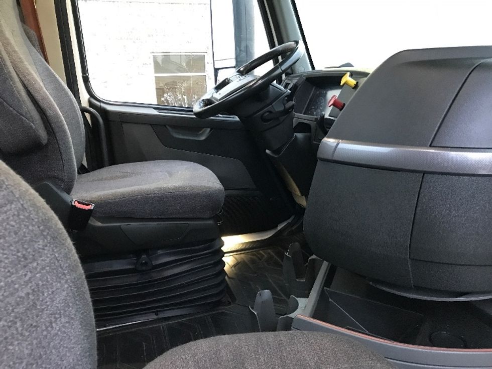 Day Cab Tractor-Heavy Duty Tractors-Volvo-2020-VNR64300-Katy-TX-515,379\n\t\tmiles-$ 49,000 - Image 14