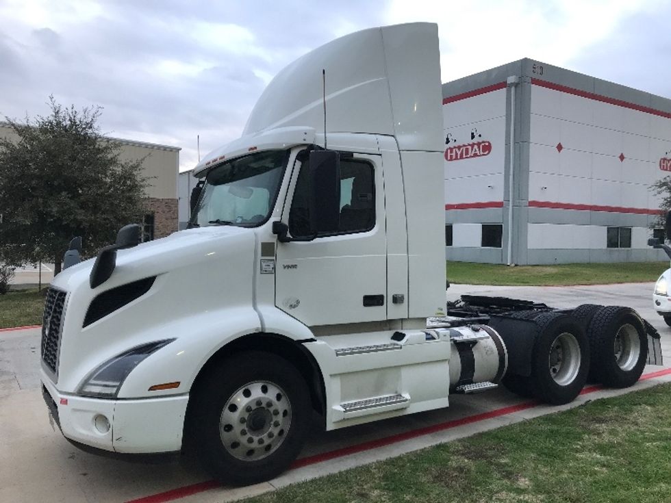 Day Cab Tractor-Heavy Duty Tractors-Volvo-2020-VNR64300-Katy-TX-515,379\n\t\tmiles-$ 49,000 - Image 3