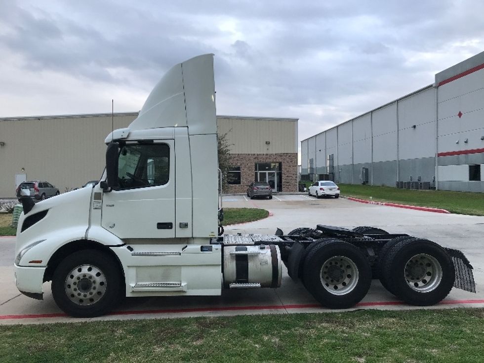 Day Cab Tractor-Heavy Duty Tractors-Volvo-2020-VNR64300-Katy-TX-515,379\n\t\tmiles-$ 49,000 - Image 4
