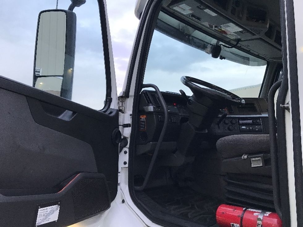 Day Cab Tractor-Heavy Duty Tractors-Volvo-2020-VNR64300-Katy-TX-515,379\n\t\tmiles-$ 49,000 - Image 9